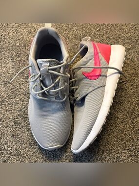 2016 Nike Roshe One Grey Hyper Pink Sz 4Y Girls Women